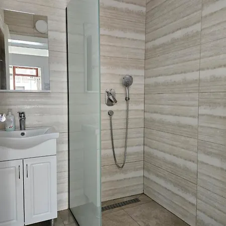 Nena 102 * Μόσταρ